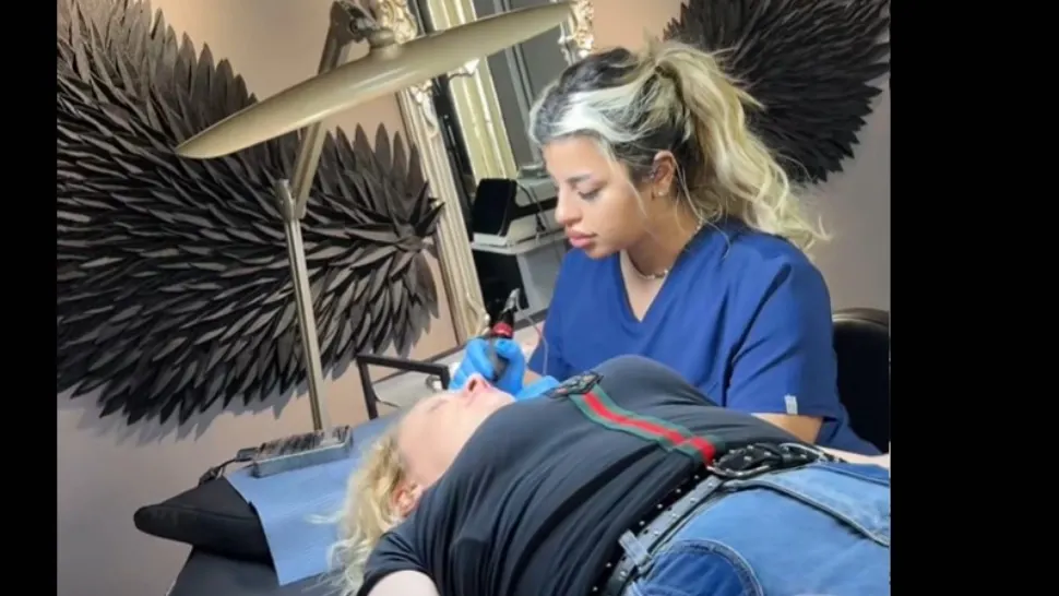 Cosmeticiana fără studii pune buze și după ce a fost condamnată 