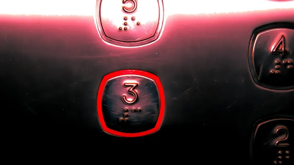 Minune pentru un bărbat de 75 de ani. A supraviețuit 4 zile blocat în lift