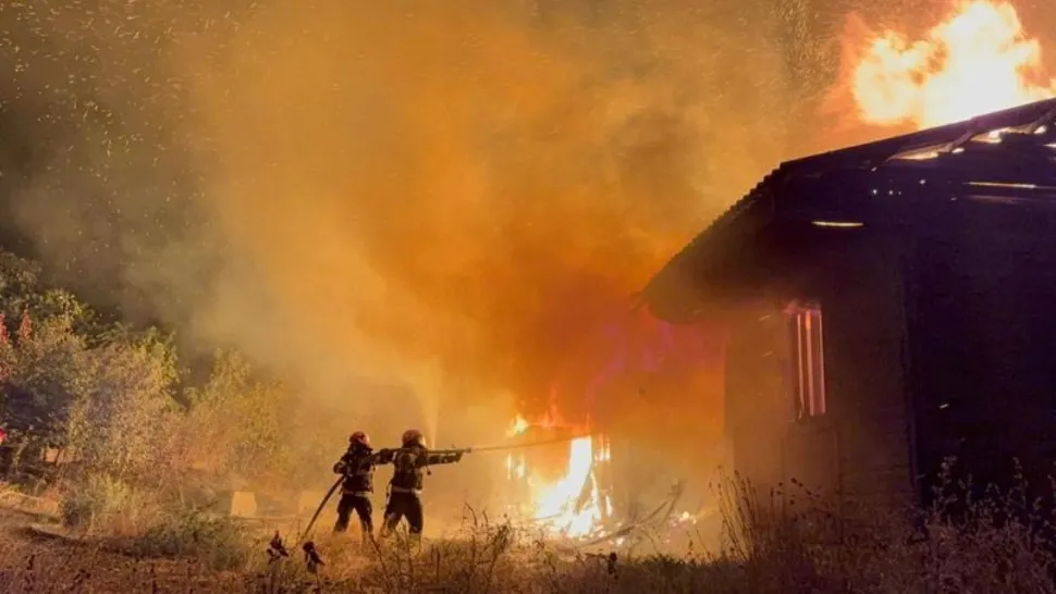 Incendiu puternic, la Galaţi: barăcile unui fost şantier, cuprinse de flăcări - FOTO
