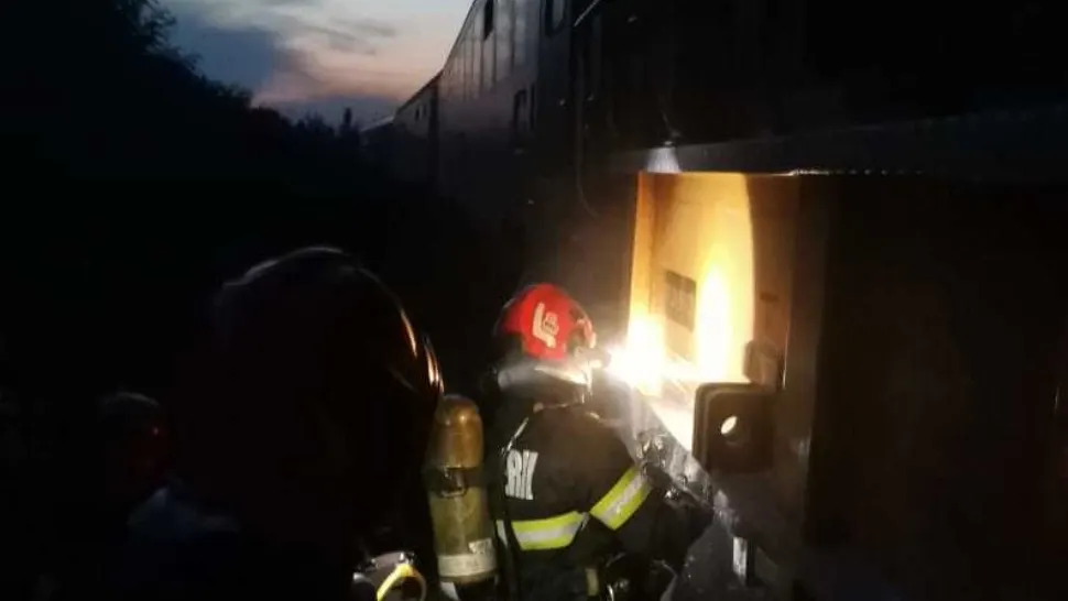 Panicǎ pe ruta Suceava–Botoşani: locomotiva unui tren de călători a luat foc