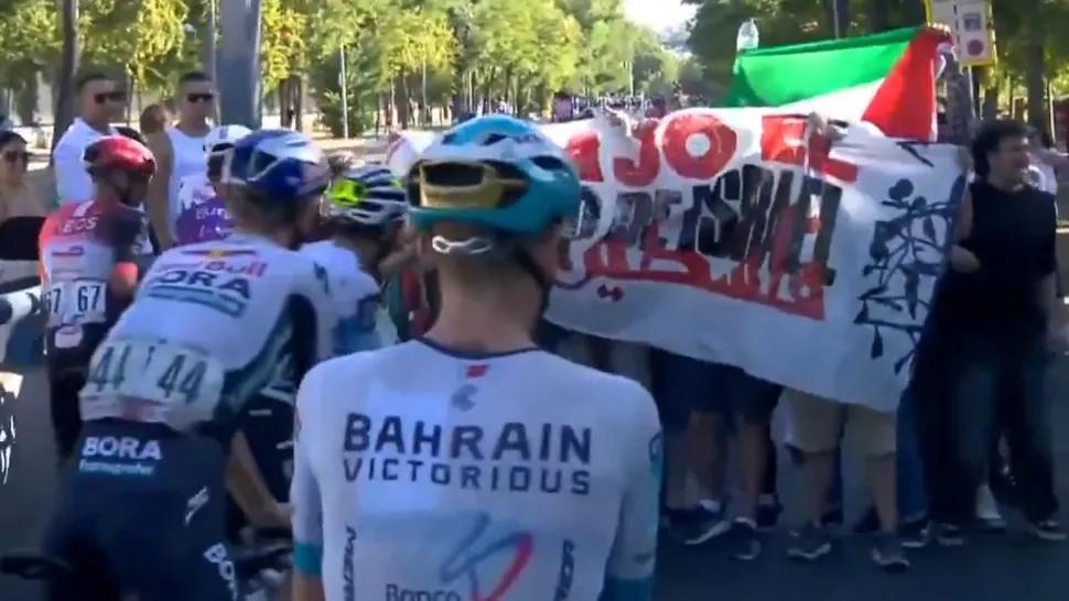 Video. Un protest pro-Palestina a întrerupt un mare concurs de ciclism. Protestatarii nu le-au dat voie sportivilor să treacă mai departe