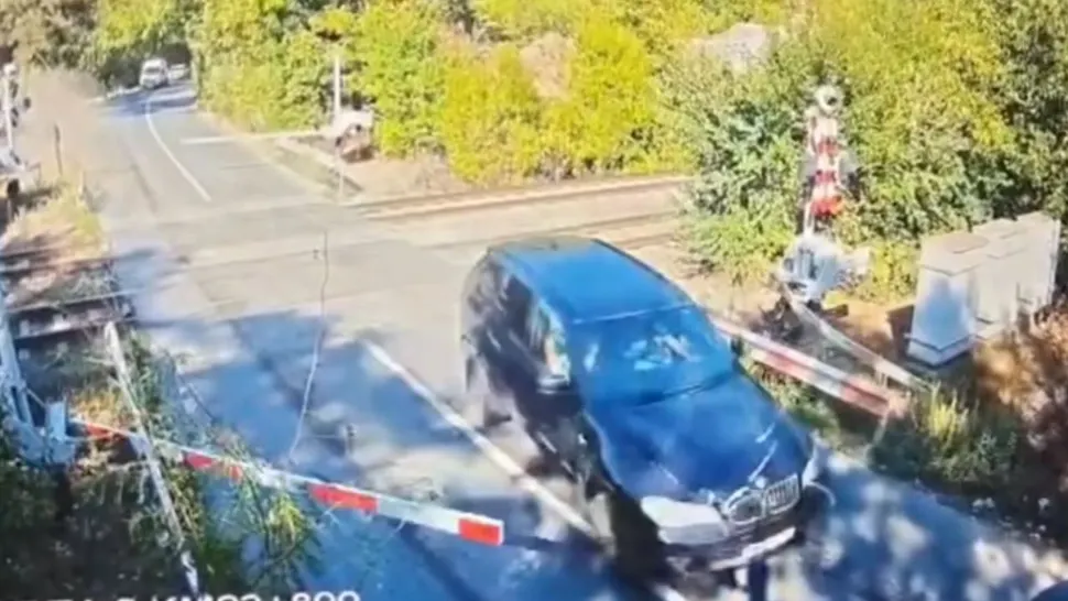 Inconștiență la trecerea de cale ferată din Pasărea: cinci persoane au ajuns la spital din cauza unui șofer grăbit