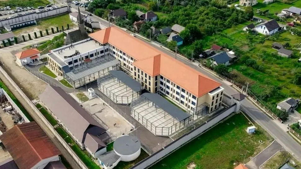 Confort în spatele gratiilor. România inaugurează primul penitenciar cu biblioteci și sală de spectacole