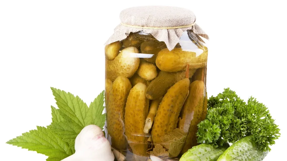 Castraveți murați ca în Bucovina. Care este ingredientul secret folosit de gospodine