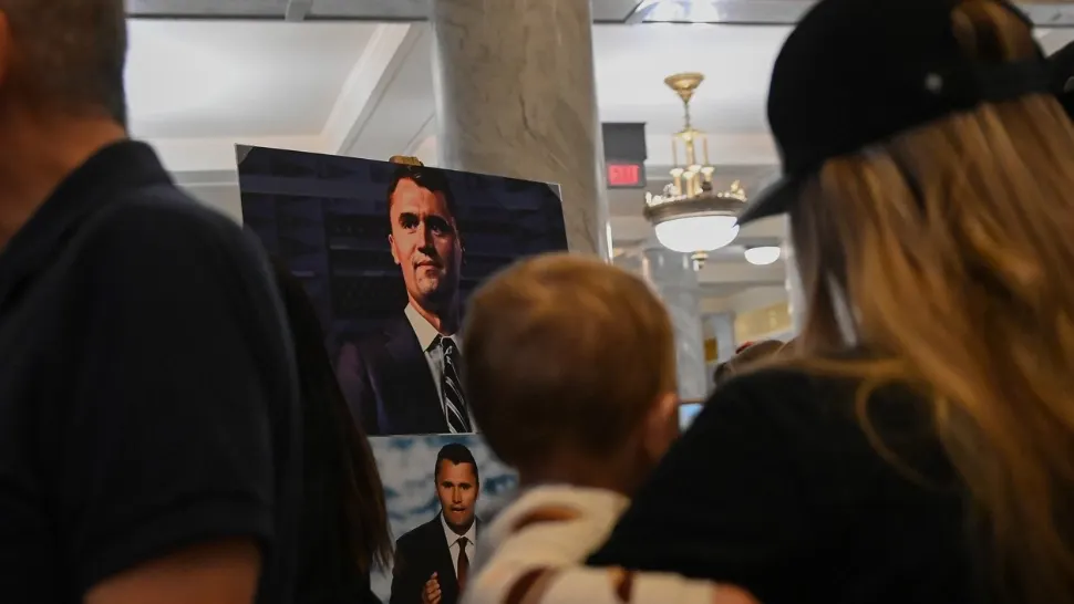 Ancheta în cazul asasinării influencerul Charlie Kirk. Arma crimei a fost recuperată, iar FBI are „imagini video clare” cu suspectul, care pare a fi „de vârstă studențească”- VIDEO