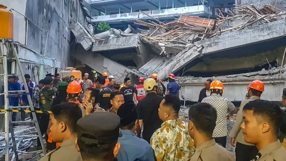 Zeci de elevi blocați de peste 12 ore după prăbușirea unei școli, în Indonezia: luptă contracronometru. Un mort și mai mulți răniți, toți copii