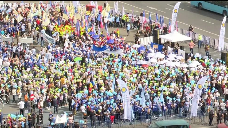 Protest masiv al funcționarilor publici în Capitală. Bolojan insistă cu demiterile, revolta sindicaliștilor: ”Sinecurile nu pleacă, se perpetuează tot ei. Asta nu-i reformă”