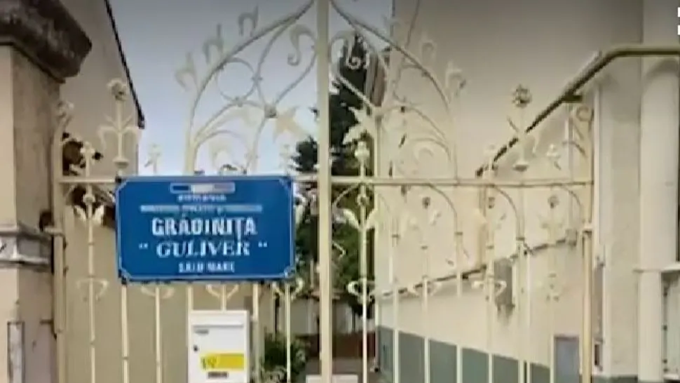 Controversă la o grădiniță din România: copiii, îmbrăcați în uniforme asemănătoare celor din comunism, în prima zi de școală