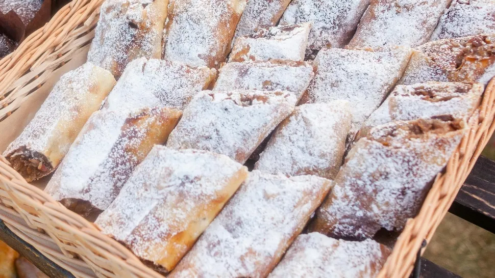 Ștrudel cu prune și nucă. Un desert de toamnă, pe care trebuie să-l încerci