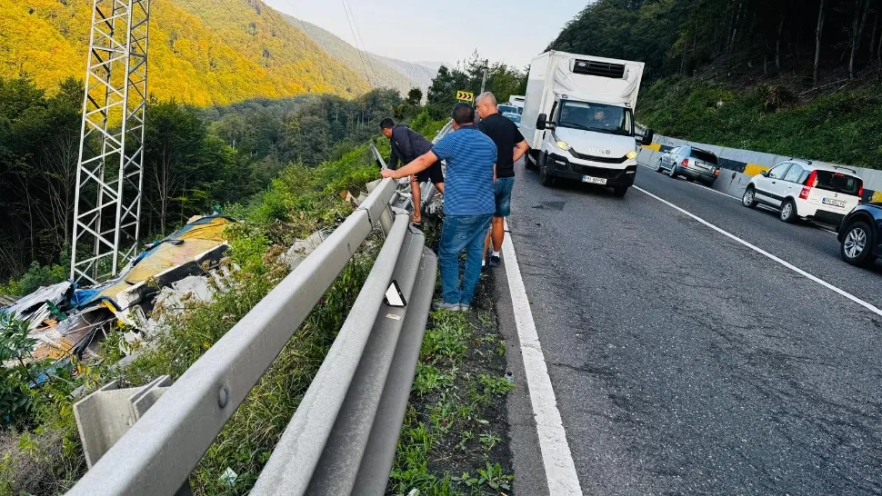 TIR căzut într-o râpă de 15 metri, la Posada. Mastodontul a picat în gol, șoferul a ieșit fără nicio zgârietură - FOTO
