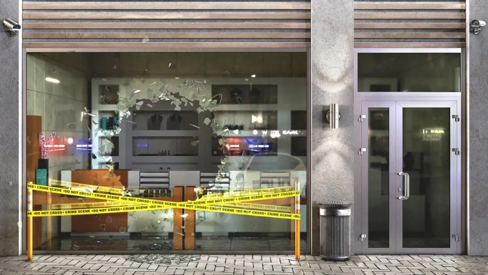 Jaf în plină zi: hoți mascați au spart vitrina cu barosul și au fugit pe trotinete electrice cu ceasuri în valoare de zeci de mii de euro - VIDEO
