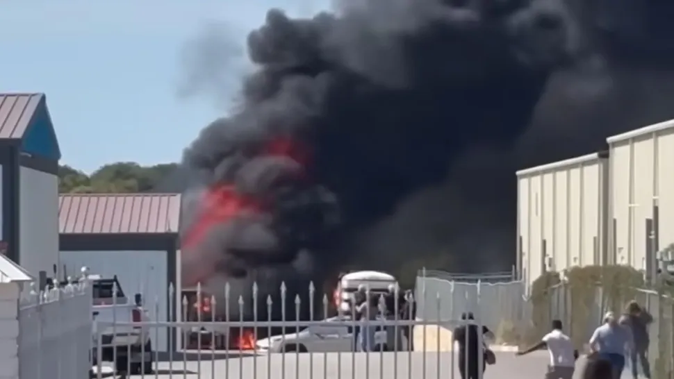 Două persoane au murit după ce un avion s-a prăbușit în apropierea unui aerodrom din Texas