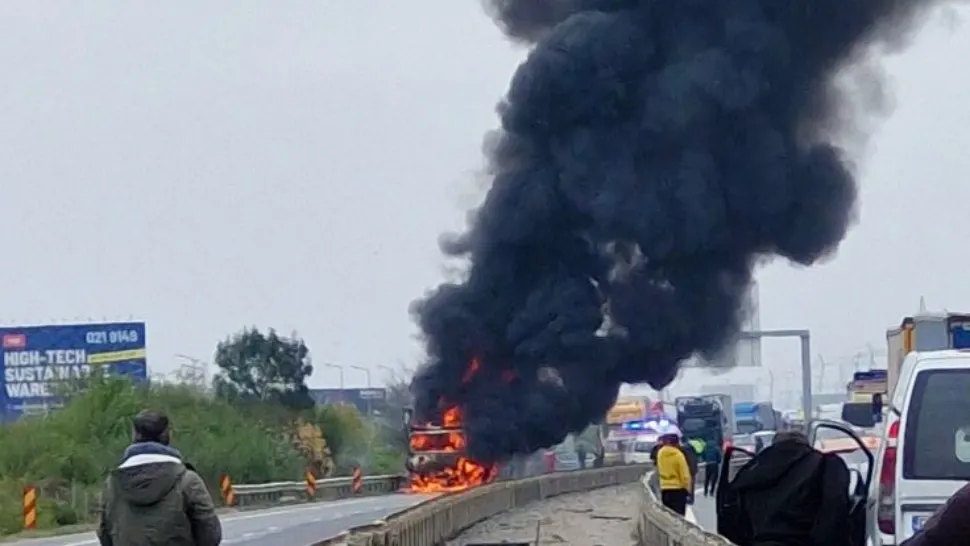 Incendiu violent, pe A1: circulație oprită, după ce un TIR a luat foc în mers - FOTO