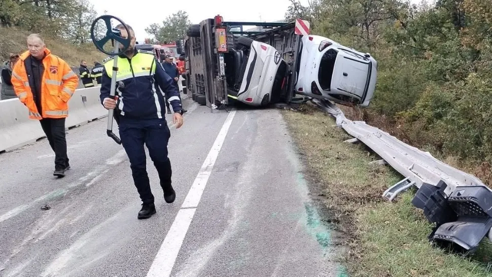 Un autotren încărcat cu mașini s-a răsturnat pe DN6, la Balota. Traficul rutier, oprit ore întregi - GALERIE FOTO