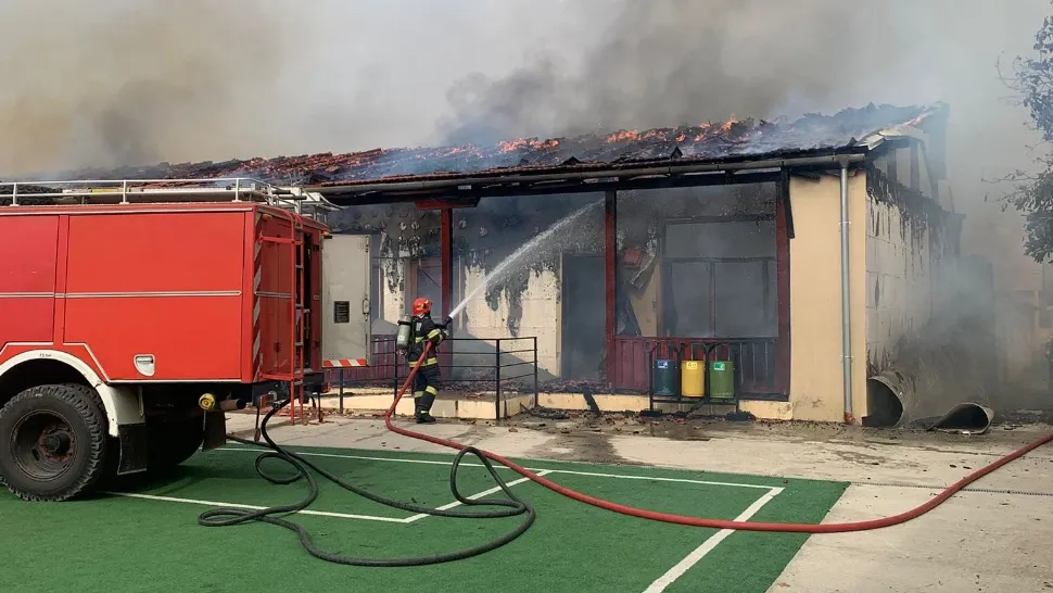 Incendiu la o şcoală din judeţul Timiş. Flăcările s-au extins la o casă din apropiere: zeci de persoane s-au autoevacuat - VIDEO