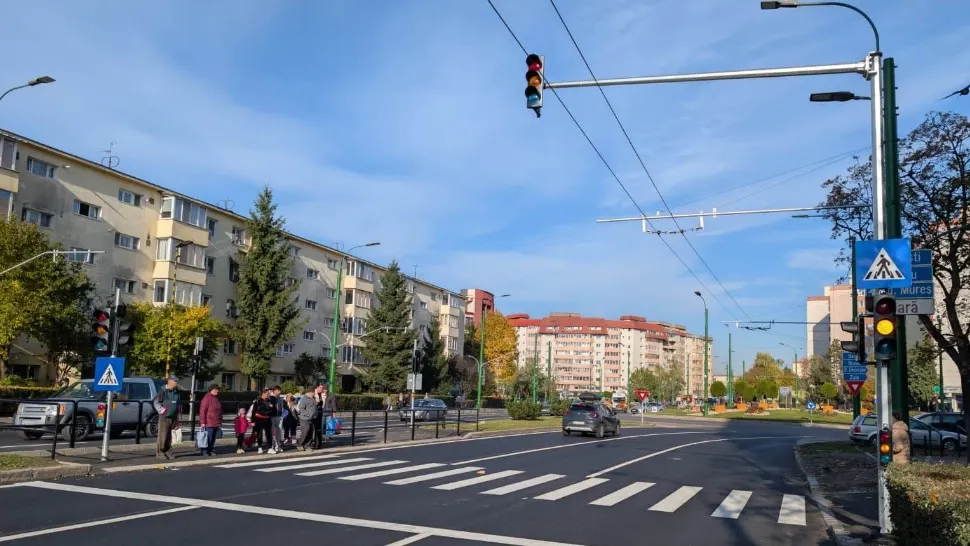 Un oraș din România a introdus radar de viteză la semafor. Șoferii care apasă pedala ca să prindă verde vor avea parte de o surpriză