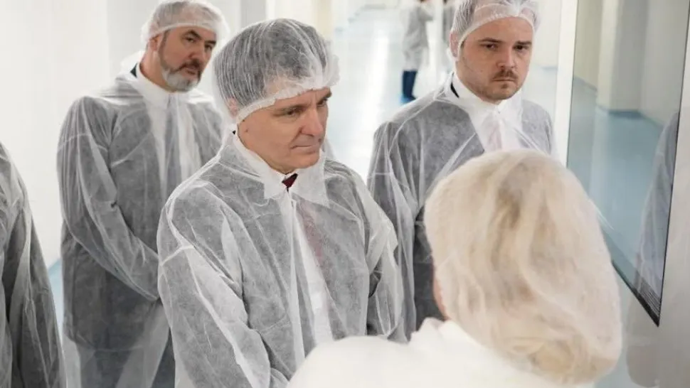 Președintele României, așa cum nimeni nu l-a mai văzut până acum: cu bonețică în cap. Cu ce ocazie a recurs Nicușor Dan la acest echipament
