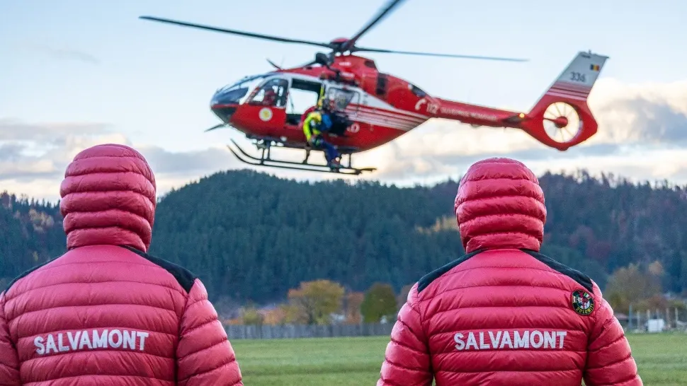 Un turist de 64 de ani, blocat într-o zonă montană a fost recuperat de salvamontişti cu ajutorul elicopterului