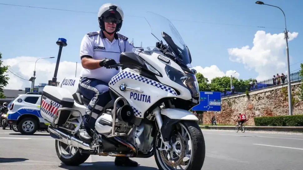  O șoferiță de 26 de ani a acroșat o motocicletă a Poliției Rutiere. A fost amendată și a rămas fără permis 30 de zile