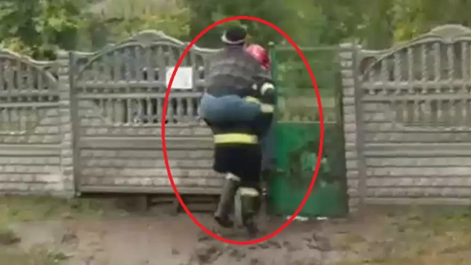 Cod roşu de ploi în Constanţa. Localitatea Siliștea, complet IZOLATĂ: sinistrații, cărați în spate de pompieri. Imagini sfâșietoare - FOTO&VIDEO