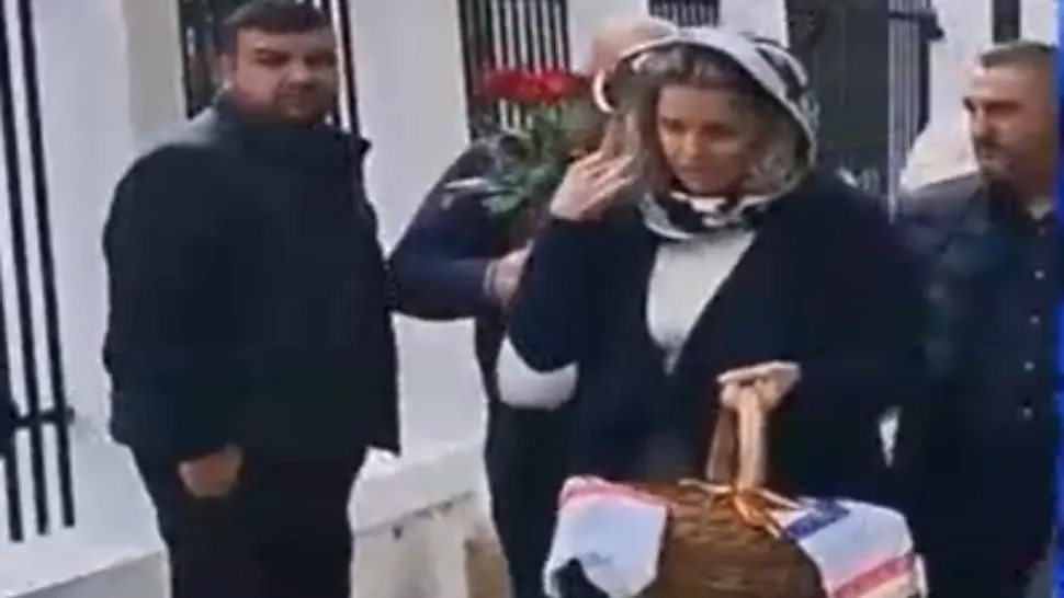 Imaginile momentului cu Cristela Georgescu, la biserică: discretă și elegantă, soția liderului suveranist a ales smerenia și rugăciunea VIDEO 