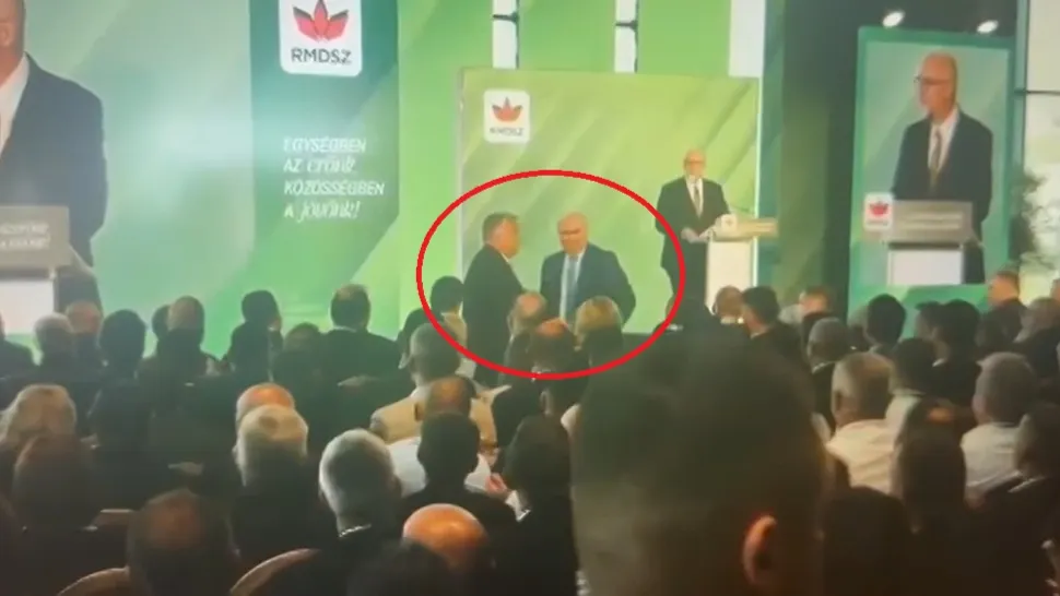 Gest controversat! Liderul ungar l-a ridicat de pe scaun pe Bolojan ca să aplaude discursul lui Kelemen Hunor - VIDEO