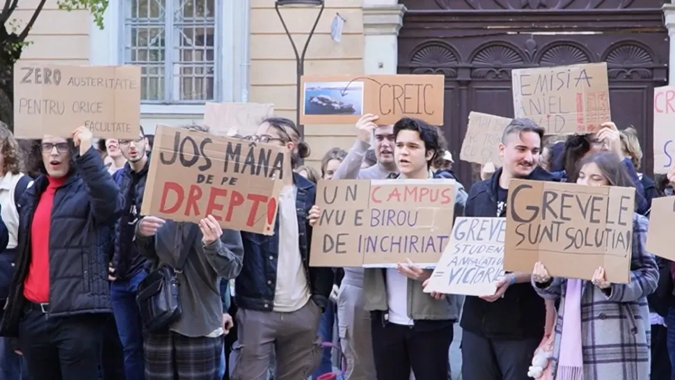 Revoltă de amploare printre studenții din Cluj: tinerii nemulțumiți de condițiile din campus au ieșit în stradă