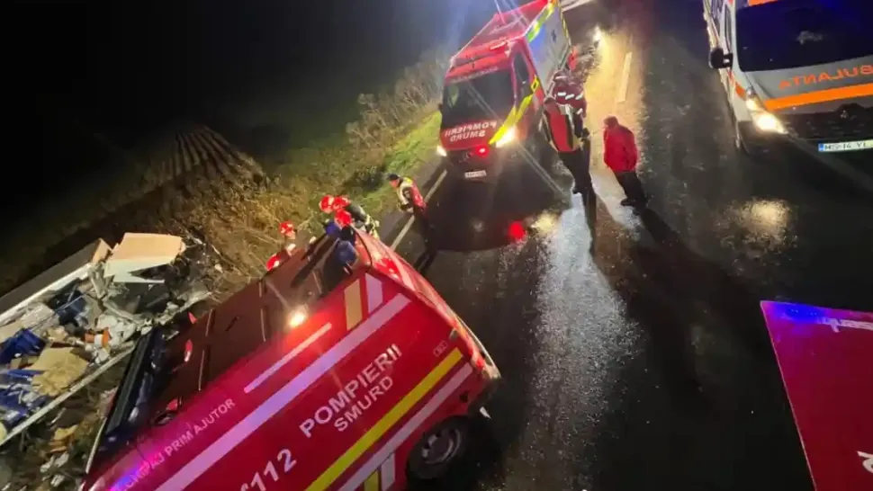 Impact violent între o autobasculantă și un autocamion, pe DN13, în județul Mureș: o persoană a murit