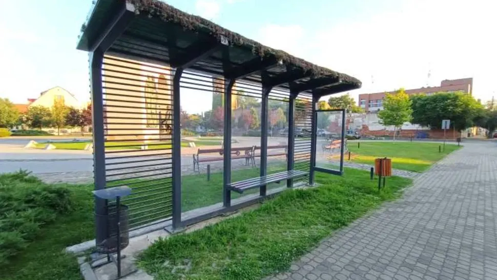 Valul de căldură face noi victime: femeie de 75 de ani, dusă la spital după ce a leșinat în stația de autobuz, la Iași