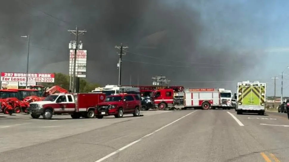 Prăbușire-șoc în Texas. Un avion se lovește de camioane și declanșează un incendiu uriaș