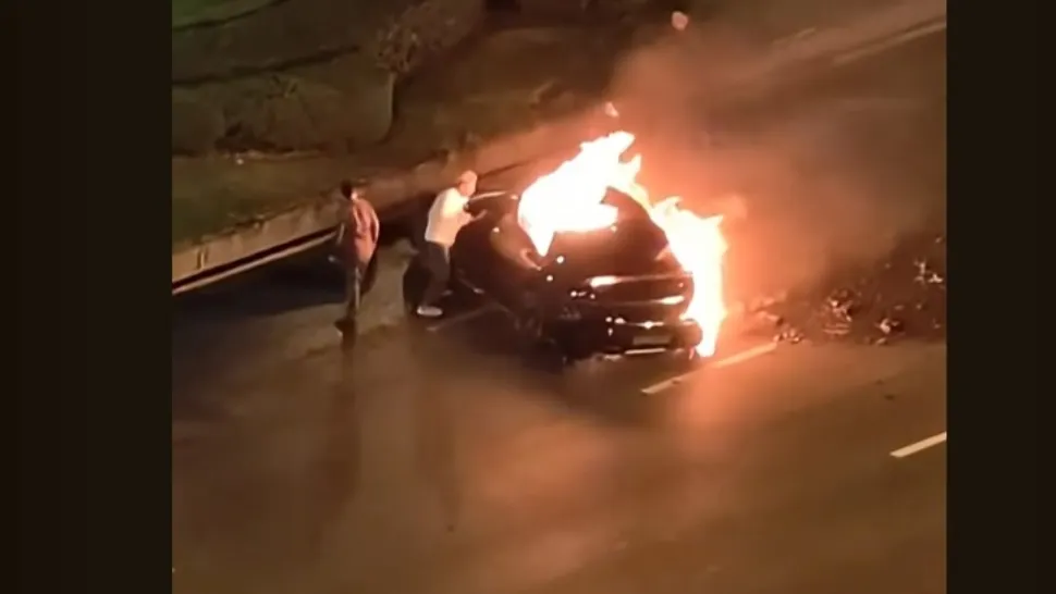 Sfârșit tragic pentru un șofer de mașină electrică. A murit carbonizat în mașina mistuită de flăcări VIDEO 
