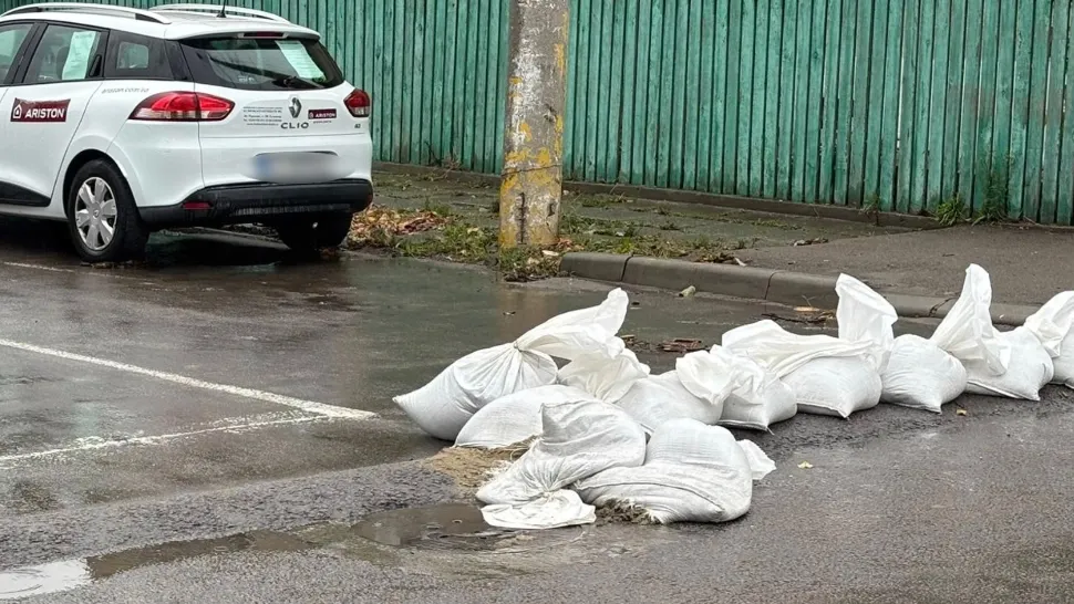 Situație halucinantă, în Constanța, înaintea codului roșu de potop: sacii cu nisip din zonele cu risc, DISTRUȘI sau FURAȚI de localnici