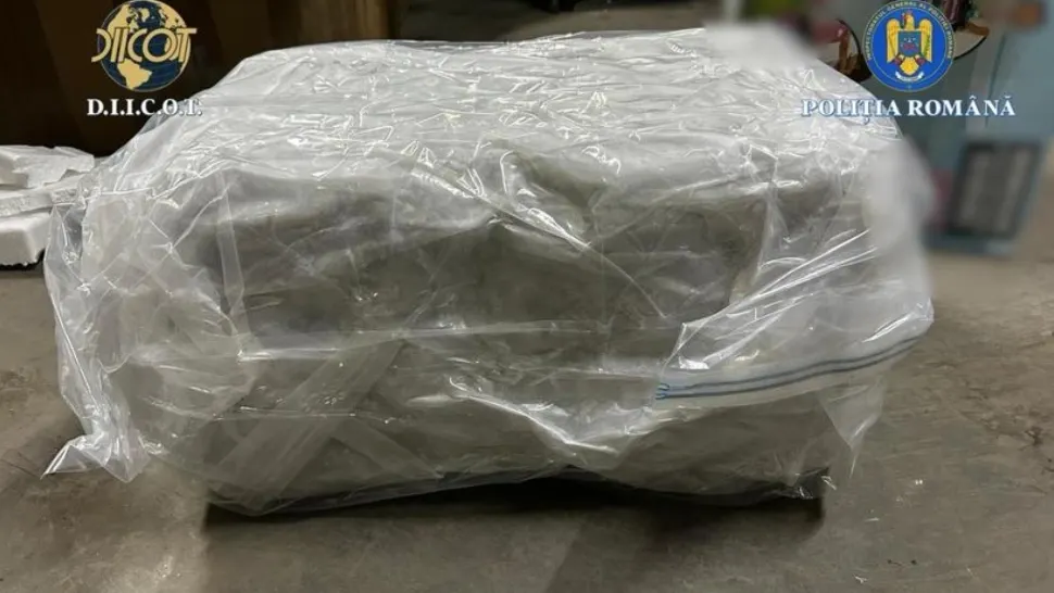 O femeie și un bărbat, prinși în flagrant în timp ce vindeau 14 kilograme de canabis pentru suma de 21.000 de euro. Drogul a fost adus din Spania printr-o firmă de curierat 