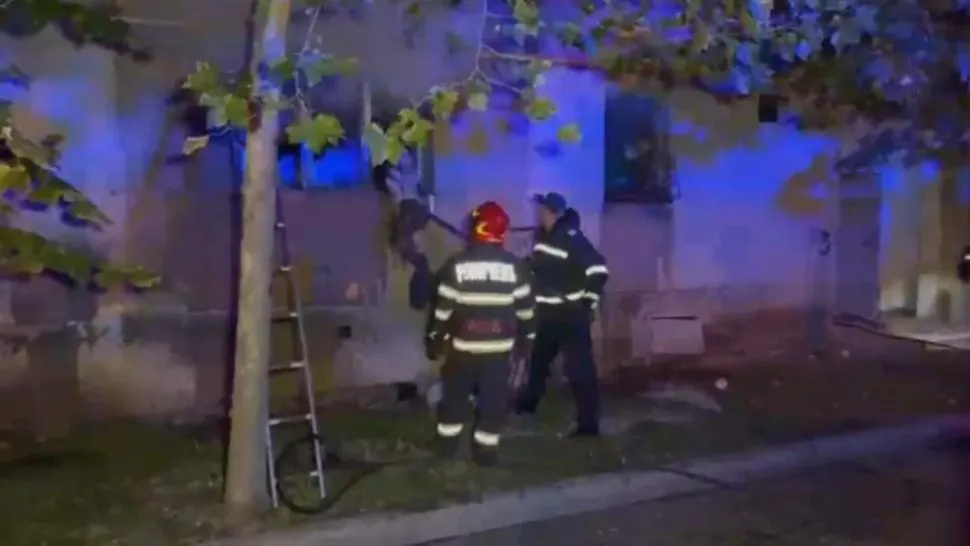 Explozie urmată de incendiu într-un bloc din Drobeta-Turnu Severin. Pompierii au intervenit de urgență