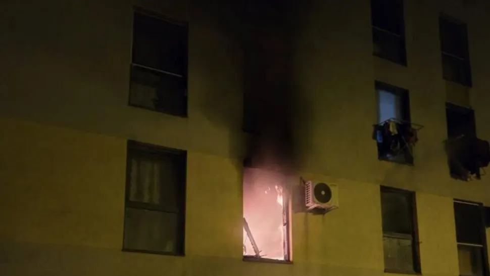 Incendiu într-un bloc din Timișoara provocat de o țigară. 80 de locatari au fost evacuați, doi adulți și un copil au ajuns la spital