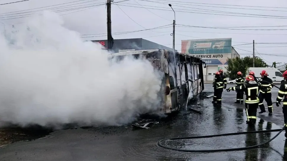 Scene șocante, în Brăila: un autobuz pentru transportul muncitorilor a fost cuprins de flăcări - FOTO