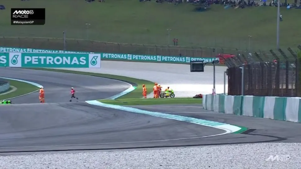 Accident grav la Moto3 Sepang: doi piloți au ajuns de urgență la spital
