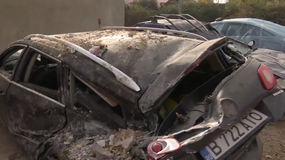  Explozia din Rahova. Oamenii privesc neputincioși spre ruinele locuințelor și spre mașinile avariate VIDEO
