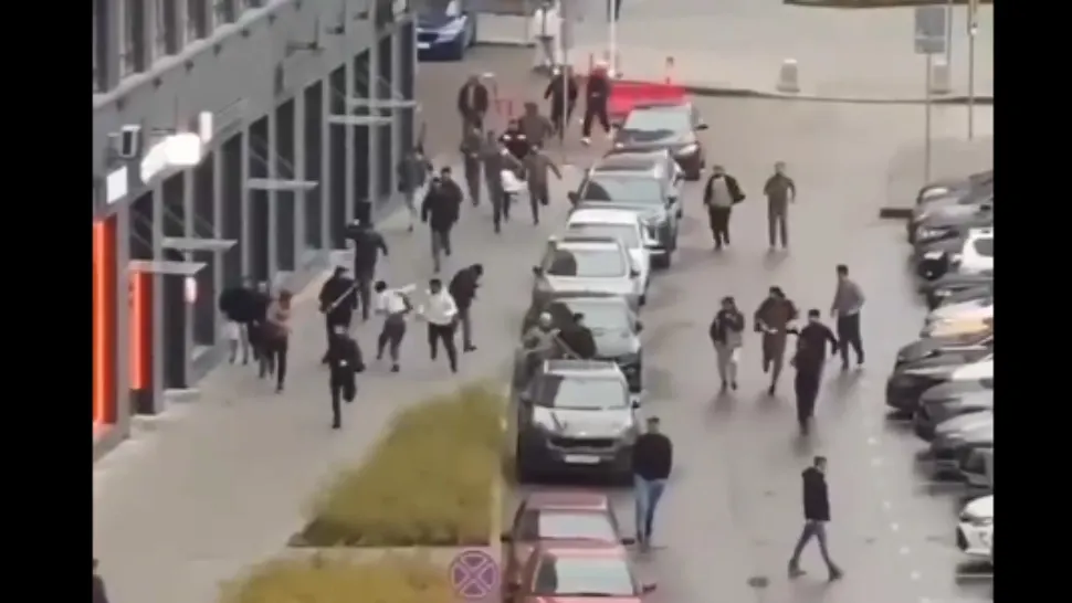 Violențe pe străzile din Moscova. Migranți înarmați cu lopeți și bare metalice terorizează un cartier întreg