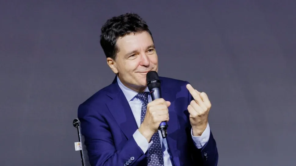 Nicușor Dan numără și vorbește prin semne. Gesturile președintelui fac înconjurul lumii. Momentul "degetului prezidențial", surprins în imagini BOMBĂ - VIDEO