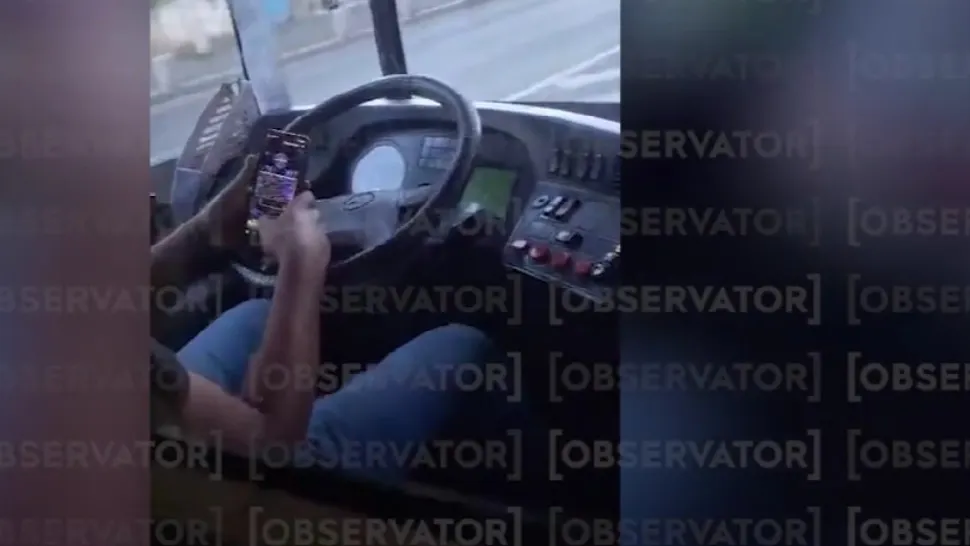 Un șofer STB, filmat în timp ce joacă la păcănele pe telefon în timpul cursei. Călătorii, revoltați: „Putea provoca o tragedie”