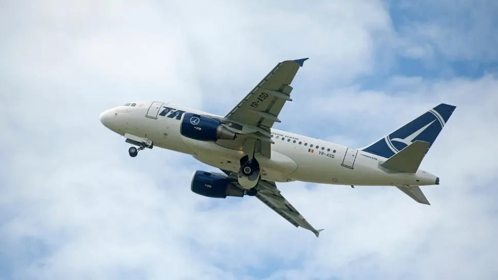 Trafic aerian normal pe aeroporturile din București, în ciuda codului portocaliu de vânt