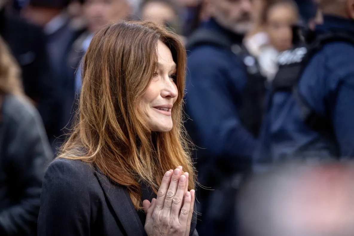 Carla Bruni l-a condus pe Nicolas Sarkozy la închisoare. Celebra fostă Primă Doamnă a Franței a izbucnit în lacrimi – FOTO/VIDEO