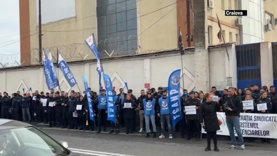 Bolojan închide centrul de detenție. Gardienii ies în stradă