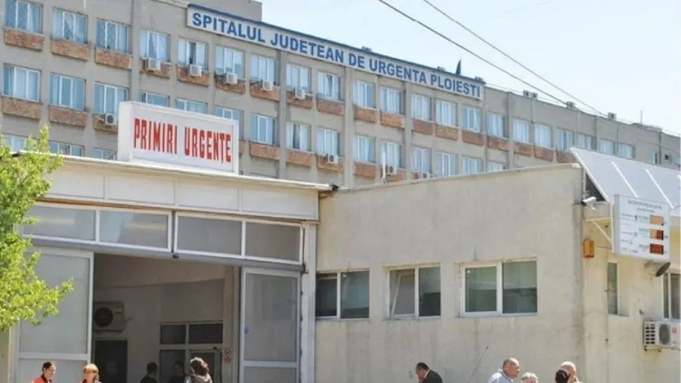 Pacient de 85 de ani, scăpat de pe targă în curtea Spitalului Județean Ploiești. Bărbatul a suferit un traumatism cranian și a fost operat de urgență