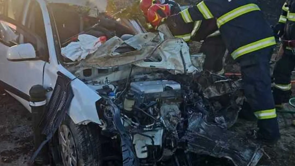 Accident catastrofal în Tulcea: un bărbat a murit după ce mașina sa a intrat într-un tractor