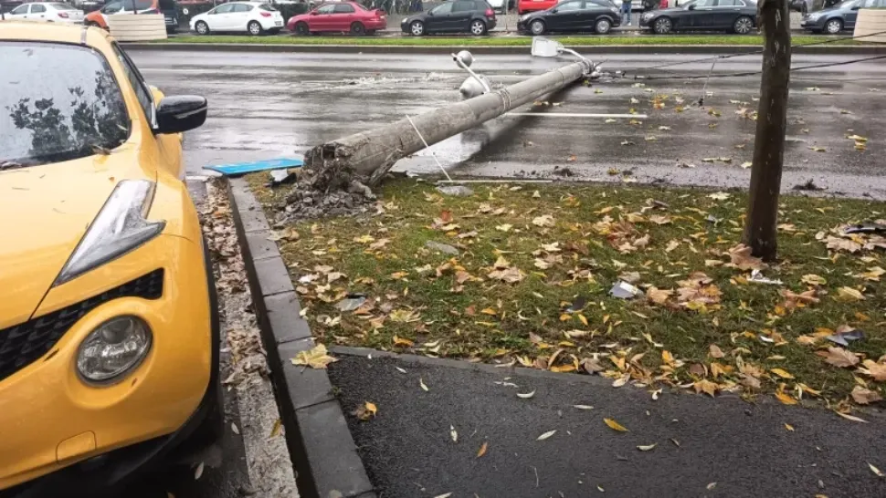 Accident spectaculos în Capitală: o mașină s-a răsturnat după impactul cu un stâlp 