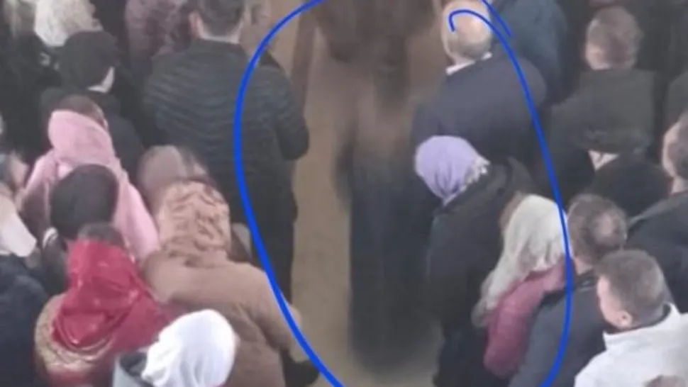 Apariție misterioasă la o parohie din Vaslui. O siluetă, interpretată ca fiind Sfântul Nectarie, fotografiată în timpul unei slujbe