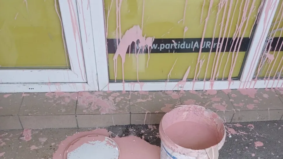 Sediul AUR, vandalizat în Sectorul 4. Făptașii au aruncat cu vopsea pe pereți și pe geamuri - VIDEO