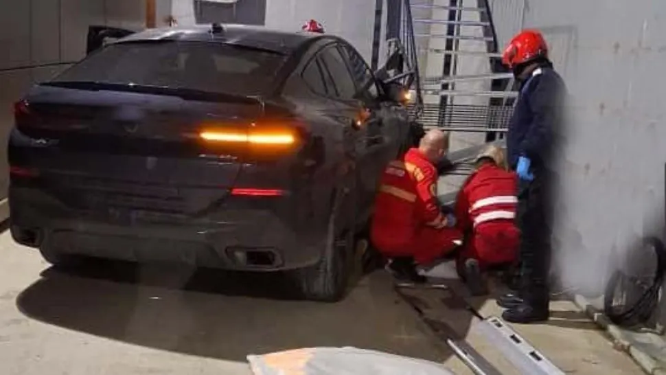 Accident tragic în parcarea unui centru medical din Bihor: tânăr în scaun cu rotile, ucis pe loc. Alte două persoane, rănite